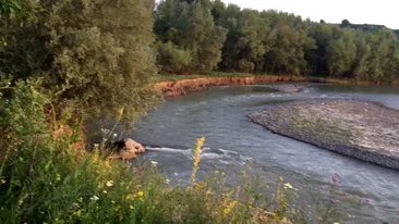 Dublă tragedie pe râul Trotuș. Un băiat de doar 12 ani și tatăl său și-au găsit sfârșitul duminică