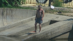 Noua fita pe raul Dambovita: scufundari dupa munca! Uite cum au venit echipati cativa muncitori