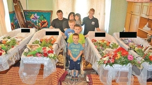 În vară i-au murit 4 copii! Ce face acum cu lucrurile lor mama fraţilor din Viişoara. Sfâşietor cum îşi alină durerea