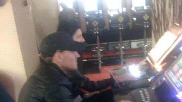 Naraviti de pacanele! Uite-i pe impatimitii jocurilor electronice de noroc! Cap de lista: Tonciu, Mitea si Viorel Lis!