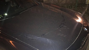Mașinile polițiștilor, vandalizate chiar în fața sediului poliției
