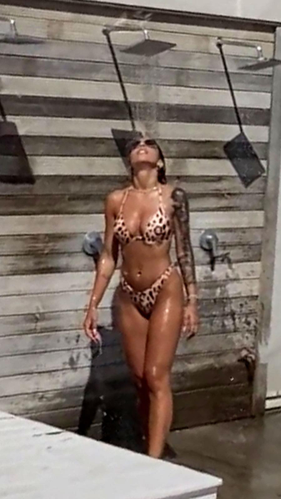 Logodnica lui Speak, o veritabilă bombă sexy