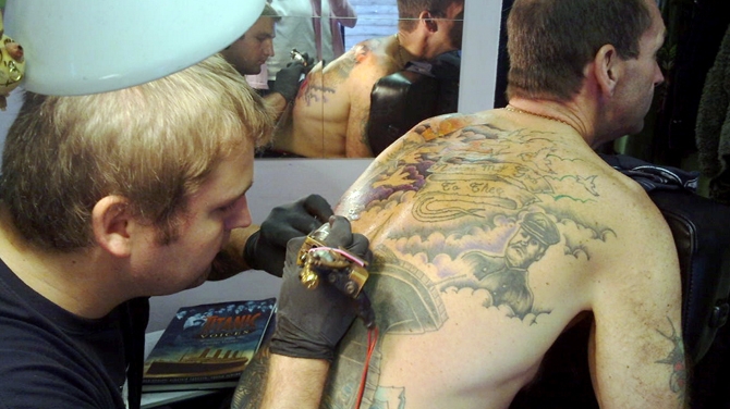 Asta da fan! Si-a tatuat povestea Titanicului pe spate