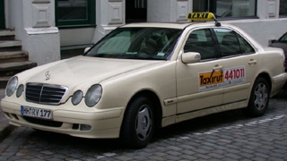 Un sofer de taxi din Hamburg a fost arestat pentru ca si-a inchis o clienta in portbagaj