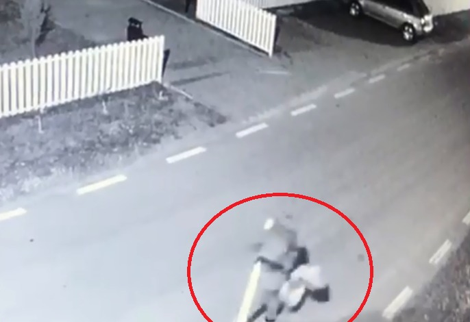 Bărbatul a fost surprins de o cameră de supraveghere din zonă