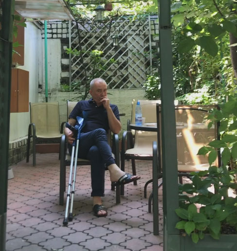 Dumitru Bucșaru a avut nevoie de cârje pentru a se deplasa