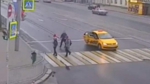 O femeie a fost lovită în față de un bărbat pe trecerea de pietoni! A izbucnit un conflict monstruos, iar poliția...