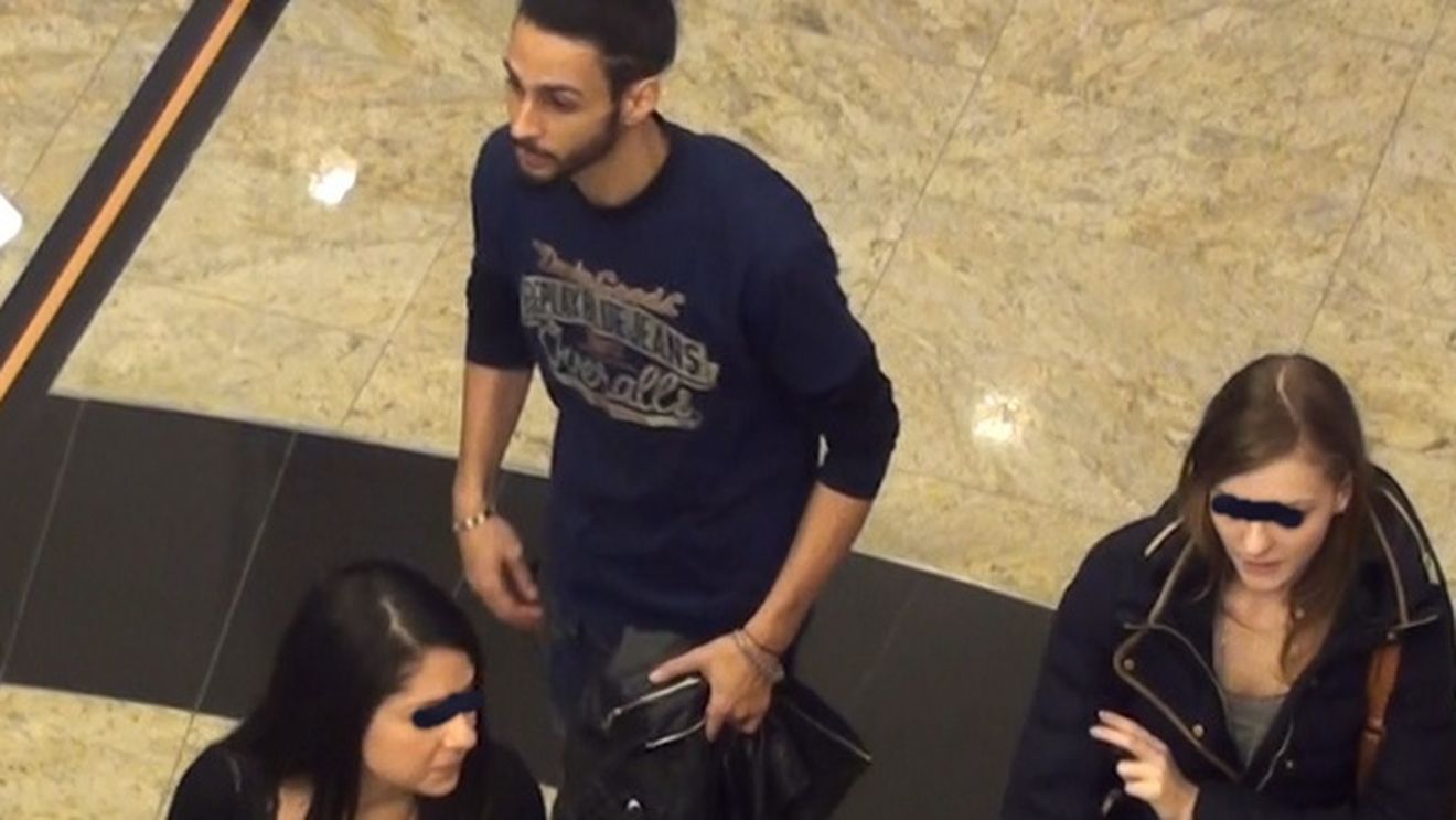 Cantaretul Glance are tehnici inedite de agatat: trage domnisoarele de … scaun!