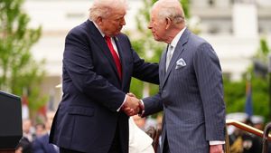 Detaliul care a atras atenția la întâlnirea lui Donald Trump cu Regele Charles. Ce s-a observat la mâna președintelui american