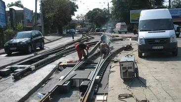 Ce poate face un muncitor cu doua navete de bere si o scandura, chiar pe linia de tramvai, la Piata Iancului! VIDEO