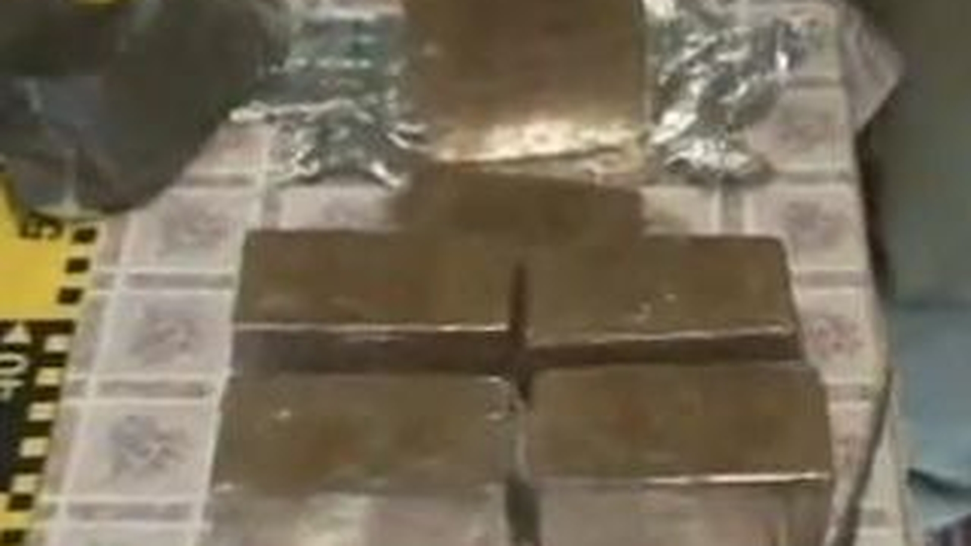 VIDEO Doi traficanti au fost arestati in timp ce vindeau hasis in valoare de 40.000 de lei