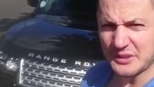Becali, Borcea şi Iohannis, făcuţi praf de un român plecat în Anglia! Bărbatul se laudă cu maşinile lui: ”Ce conduc ei? Borcea un A8 de prin 2010, da? Nici nu ştiu dacă e din 2010” 