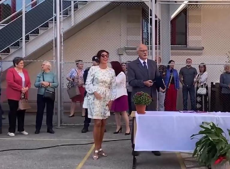 Carmen Iohannis a atras toate privirile în prima zi de școală/ sursă foto: captură video Mesageruldesibiu