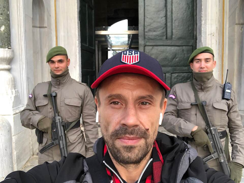 Harfele milionarului care și-a ucis bunica au făcut istorie pe litoral! Cămârzan venea la plajă cu elicopterul și comanda șampanie de 15.000 de euro sticla