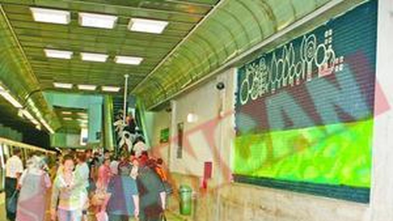 Picturi in statia de metrou Piata Victoriei