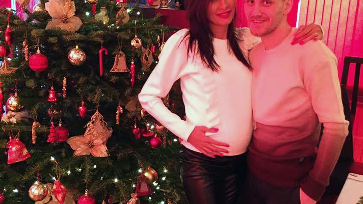 O brunetă celebră din showbiz este gravidă! Şi-a etalat burtica lângă bradul de Crăciun!