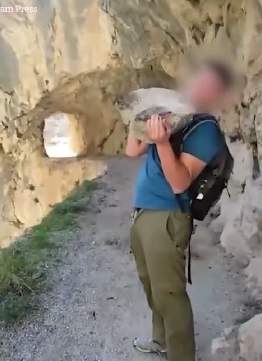 Amendă de 1,014,600 de lei pentru un turist. Gestul pe care l-a făcut pe marginea unei râpe