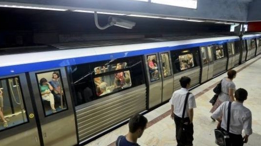 Adevărul din spatele fotografiei! Ce se întâmplă cu acest bătrân care vine zi de zi la metrou