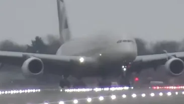 Aterizare de coșmar! Cel mai mare avion din lume, la un pas de tragedie! Oamenii de la turnul de control au înghețat VIDEO