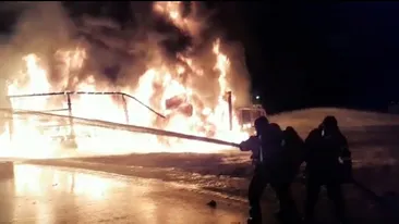 Imagini apocaliptice. Un tir încărcat cu ulei a izbucnit în flăcări azi-noapte pe A1