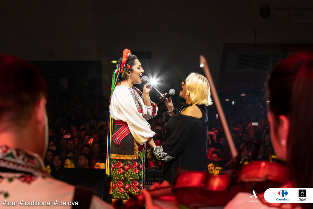 Ce a pățit Andra Măruță în timpul ultimului concert, de la Craiova! Ce au făcut spectatorii din primul rând