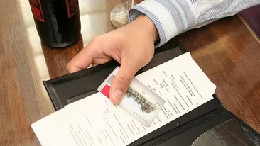 Bacșișul a devenit obligatoriu la terasele din Mamaia. Apare pe notă! Câți lei ești obligat să plătești