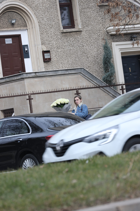 Irina Tănase duce buchetul la mașină (Foto: CANCAN.RO)