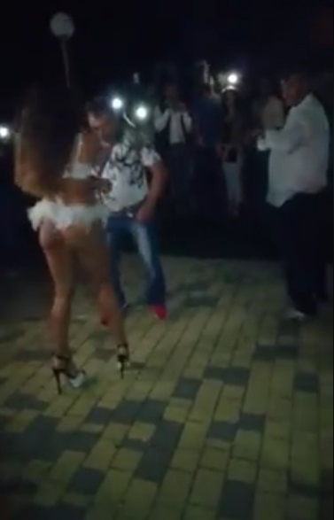 Momentul în care un bărbat este prins de soție în timp ce dansa lasciv cu o brunetă sexy! Imaginile au devenit virale