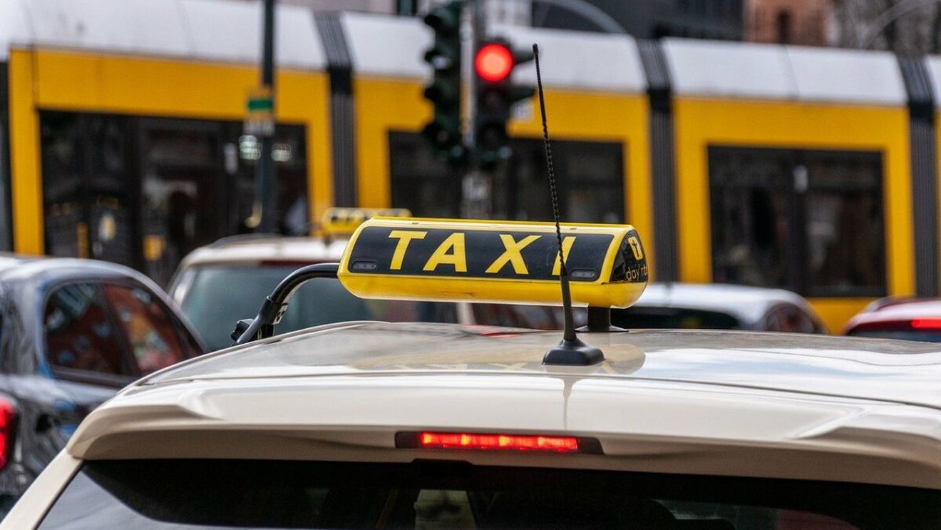 Ce bacşiş a primit un taximetrist din Bucureşti, pentru o cursă de 15.63 de lei? "Coboară fericit, că a lăsat ciubuc"