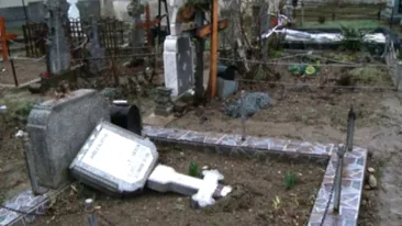 Un bărbat din Craiova a murit strivit de o cruce, într-un cimitir