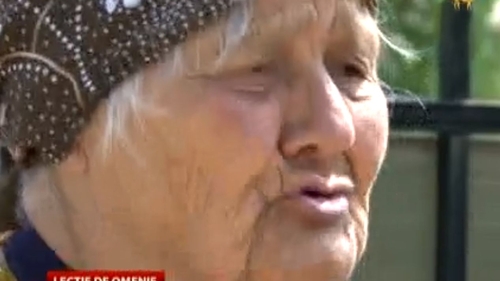 O bătrână de 81 de ani din Prahova a găsit la gunoi o geantă cu 20.000 de lei, darul de nuntă primit de niște tineri! Ce a făcut femeia e uluitor