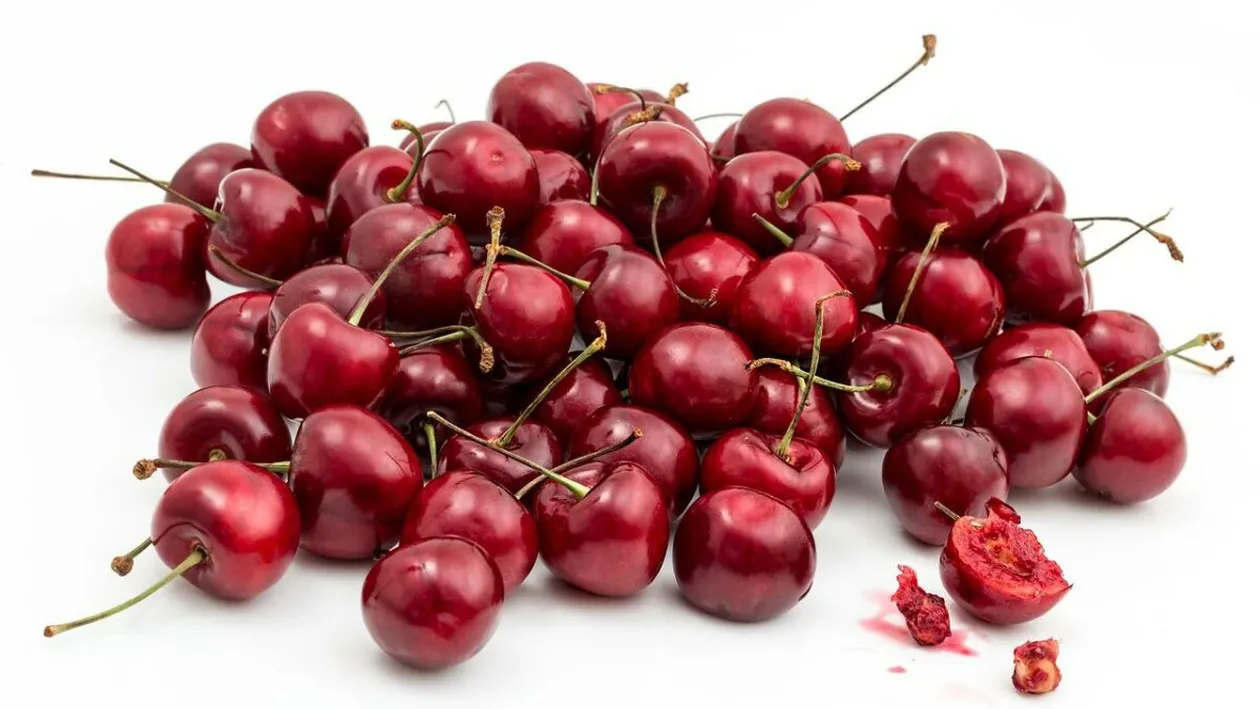 De ce nu e bine să înghiți sâmburii cireșelor? Pericolul e uriaș