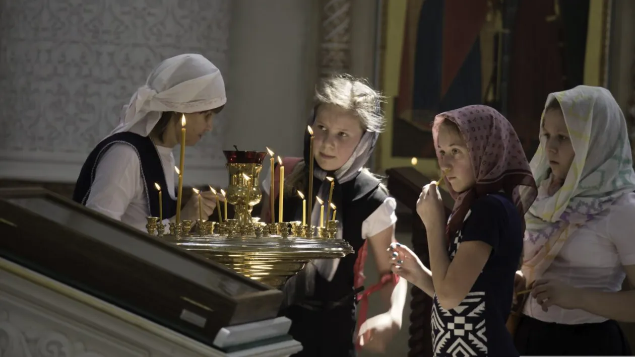 De ce trecem pe sub masă în Vinerea Mare. Ce semnificație are acest gest pentru credincioși