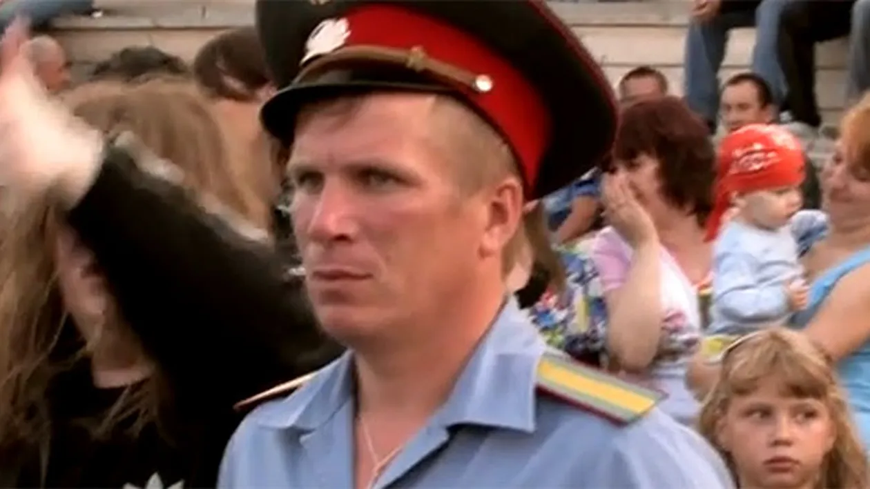 VIDEO Acest politist mai avea putin si o lua la fuga! La ce concert a asistat omul legii: Nu am vazut in viata mea asa ceva