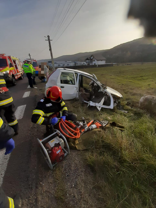 Accident grav în Argeș. Doi adulți și un copil au fost răniți