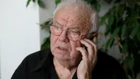 Alexandru Arșinel este la pământ. Vorbește cu fotografia Stelei Popescu la teatru, iar când ajunge acasă își vede soția care...