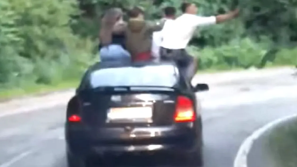Scene de infarct surprinse pe Transfăgărășan! Un grup de brăileni a făcut o cursă nebună, pe capota mașinii!