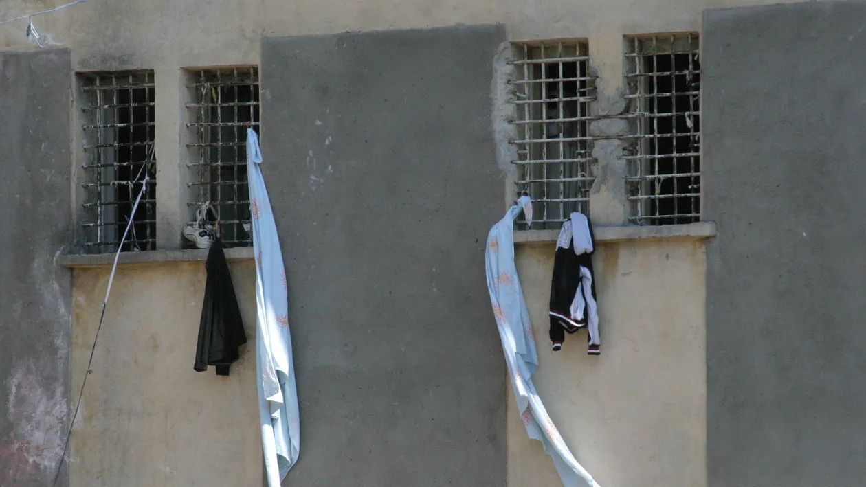 Nea Stelica loveste din nou! Sinistratii din judetul Galati au primit apa direct din duba Penitenciarului Jilava