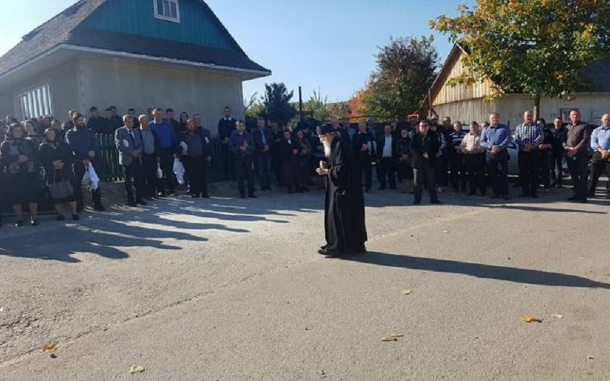 FOTO / Imaginile durerii! Ce s-a întâmplat la înmormântarea preotului care a murit alături de familia lui, în timp ce mergeau la Sf. Parascheva!