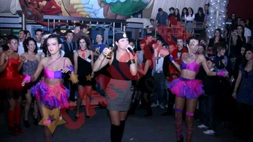 Raluka a cantat cu paharul de ceai in mana