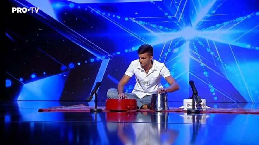FOTO / Românii au talent. Imaginile care spun totul! Percuție la oale: ”Sigur nu ai greșit emisiunea?”