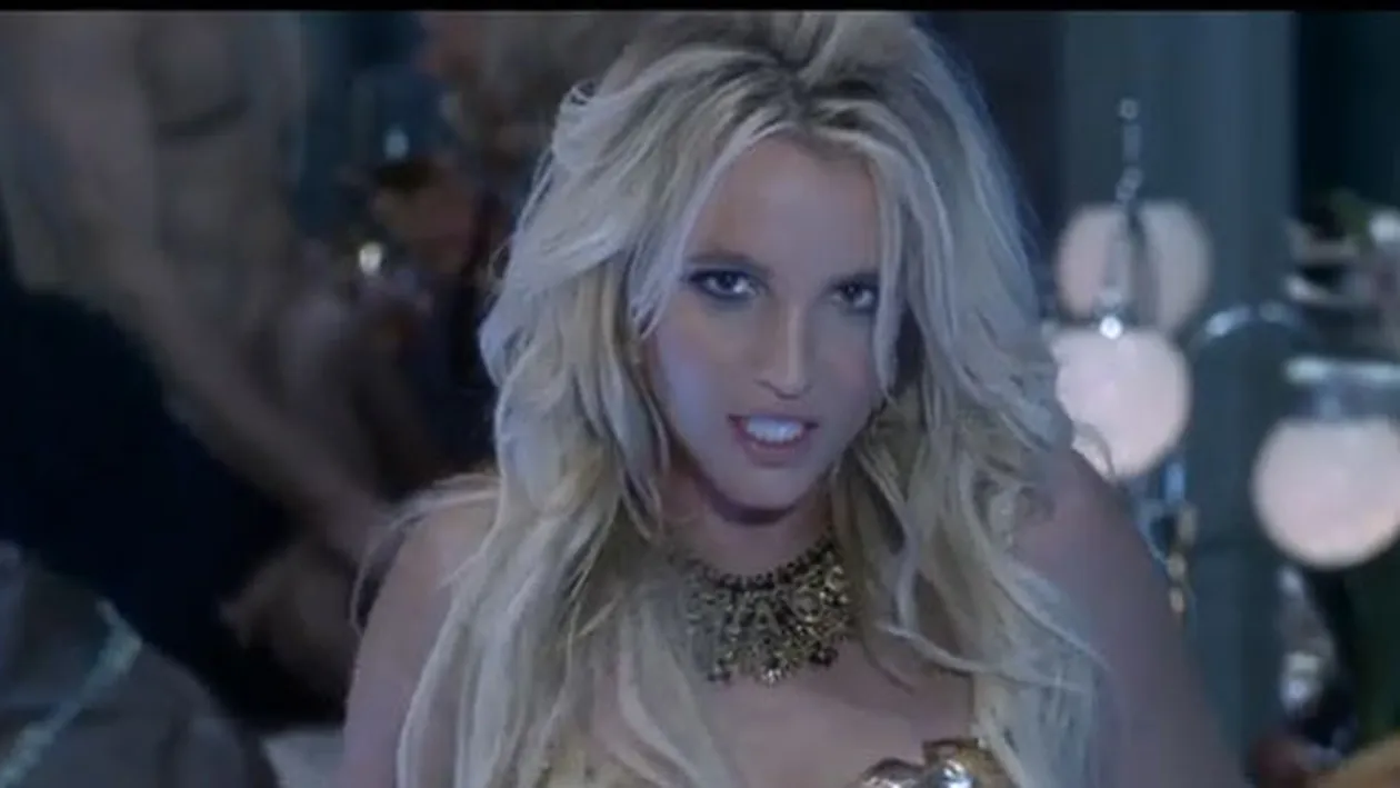S-a intors roata! Britney Spears, pe urmele Innei si Antoniei! Starul poarta haine create de un brand romanesc in cel mai nou clip