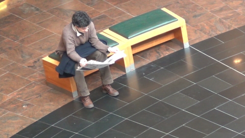 Ce shopping la mall? Mihai Calin si-a gasit alta ocupatie acolo! E si la curent cu tot ce misca, se si relaxeaza!
