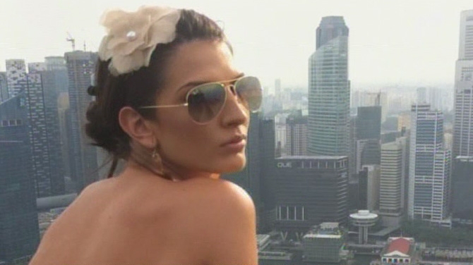 Raluca Ogica a facut baie in cea mai spectaculoasa piscina din lume! A fost in Singapore si s-a balacit la sute de metri inaltime!