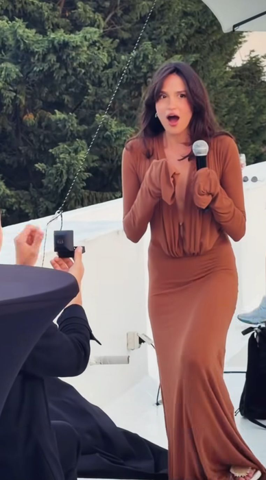 Cum a reacționat Oana Zara când a fost cerută în căsătorie. Imaginile s-au viralizat