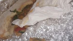 Un bărbat a găsit un bandaj plin de sânge în burgerul pe care l mânca la un restaurant din Rovinari