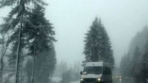 Am trecut la ora de vară dar...la Braşov a venit iarna înapoi! Ninge serios pe drumurile judeţene