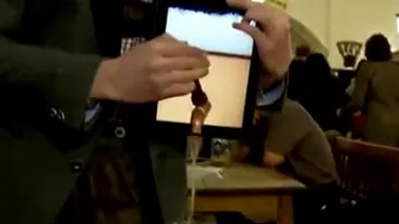 VIDEO Cea mai tare aplicatie de iPad sau magie curata! Tipul asta pune un robinet pe tableta si iti umple paharul cu bere - Video demential