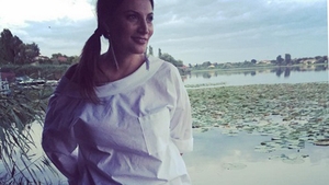 Sexy-mama! IOANA GINGHINĂ a spus ”pas” kilogramelor în plus şi a trecut la mini-jup. Cum arată acum actriţa