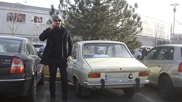 Imagini în premieră! Unul dintre cei mai cunoscuţi chefi din România a renunţat la Range Rover pentru o… ”rablă” de 45 de ani!